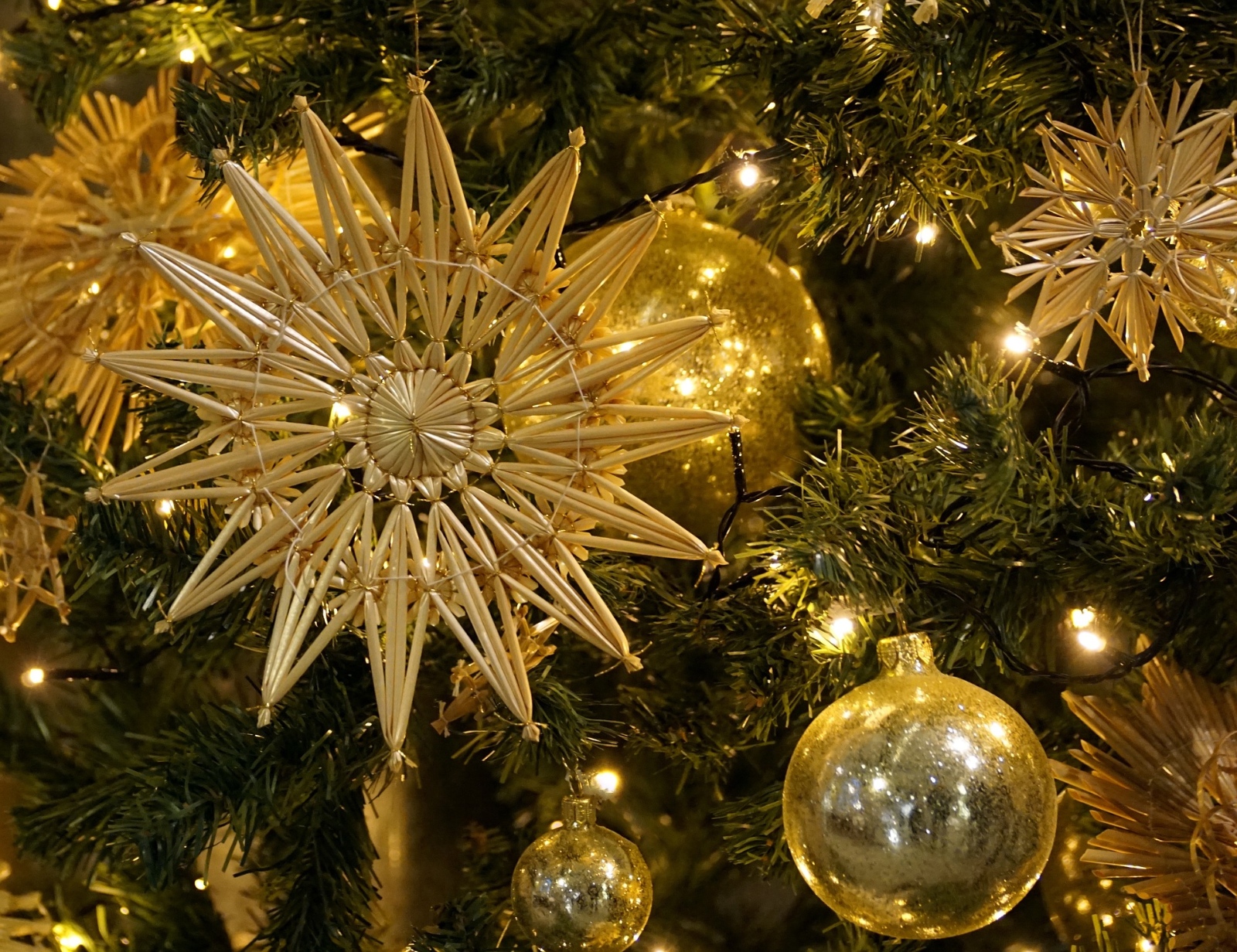Foto:    20.12.2017

dekorativer Strohstern am Weihnachtsbaum