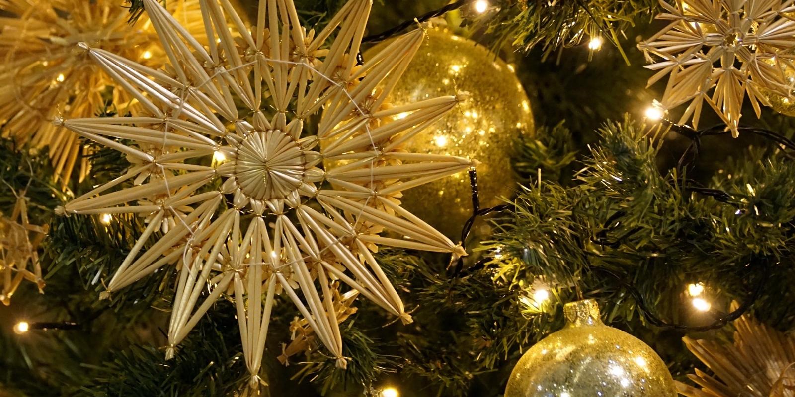 Foto:    20.12.2017

dekorativer Strohstern am Weihnachtsbaum